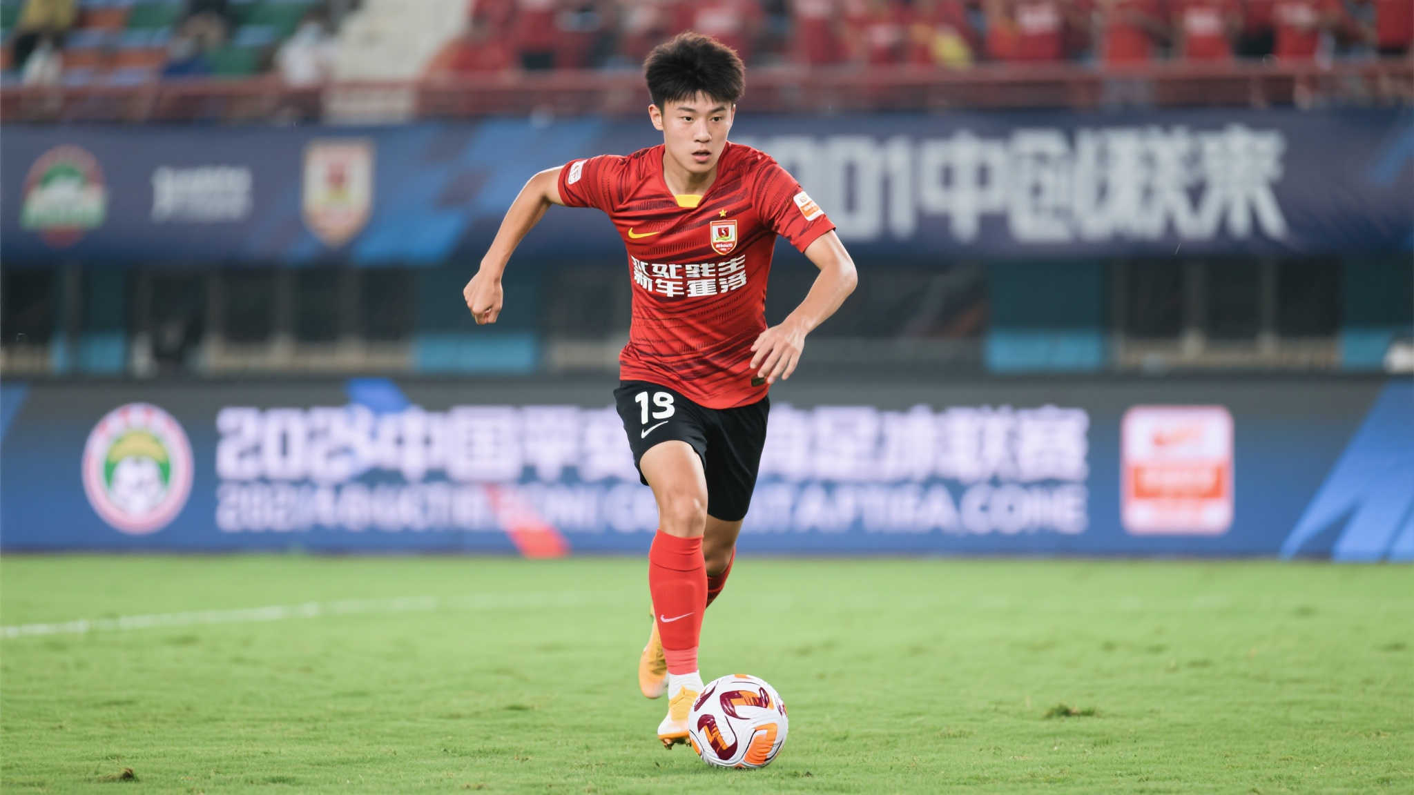 泰山队悍将赛季遭冷遇,实力超王钰栋却无缘登场 在中国足球领域,一线联赛新人常常需要经过严格筛选和